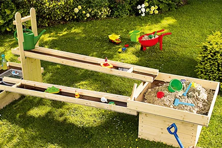 Spielanlage aus Holz mit Sandkasten und Wasserrinnen